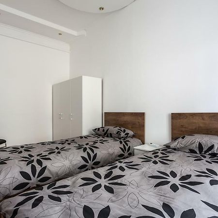 Modern Apartment In Lviv Historic Centre Bagian luar foto