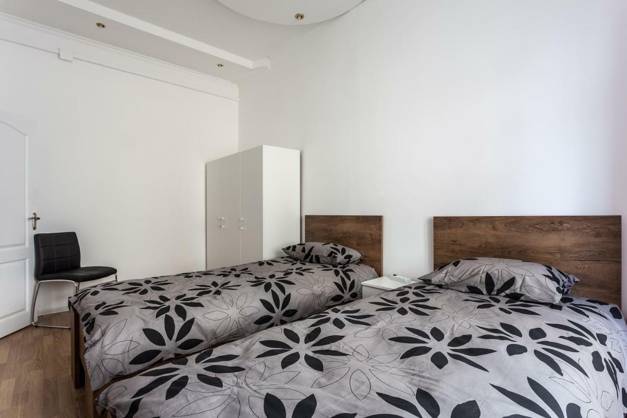 Modern Apartment In Lviv Historic Centre Bagian luar foto