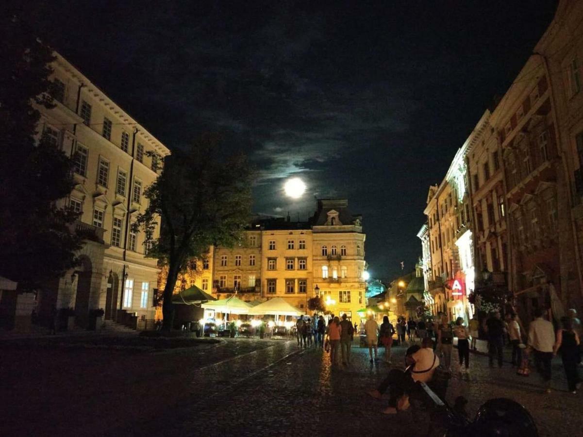 Modern Apartment In Lviv Historic Centre Bagian luar foto